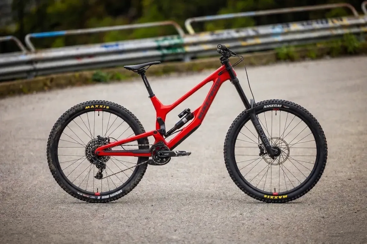 Nukeproof Dissent 200mm Downhill Bike - Carbon Rahmen für Bikepark und DH-Rennen in der Schweiz