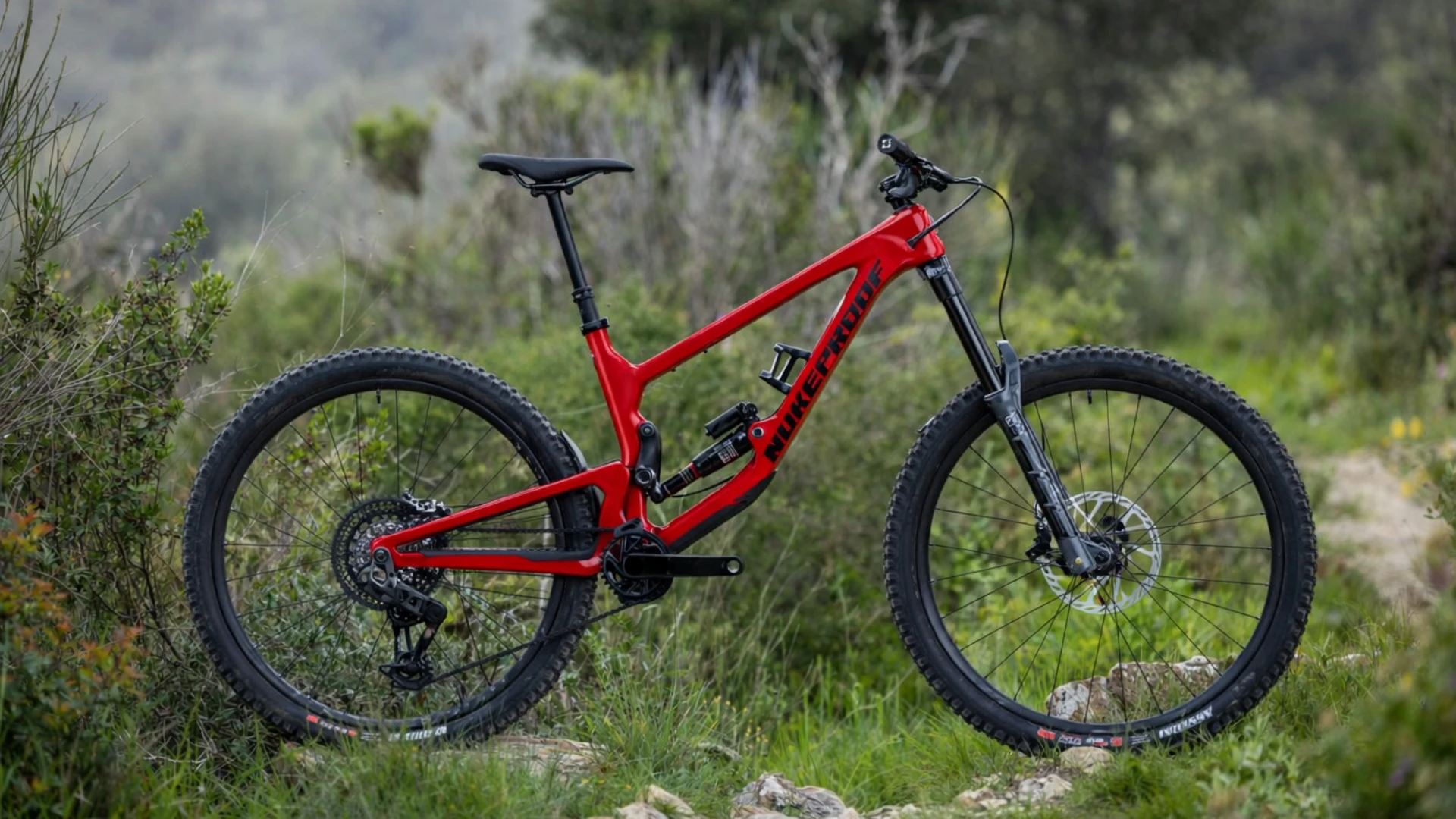 Nukeproof Giga 180mm Enduro Bike - Carbon Rahmen für Bikepark und aggressive Trails in der Schweiz